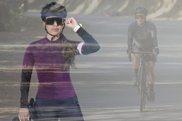 Ciclista de dupla exposição, vestindo roupas esportivas, segurando os óculos de sol com espaço para texto