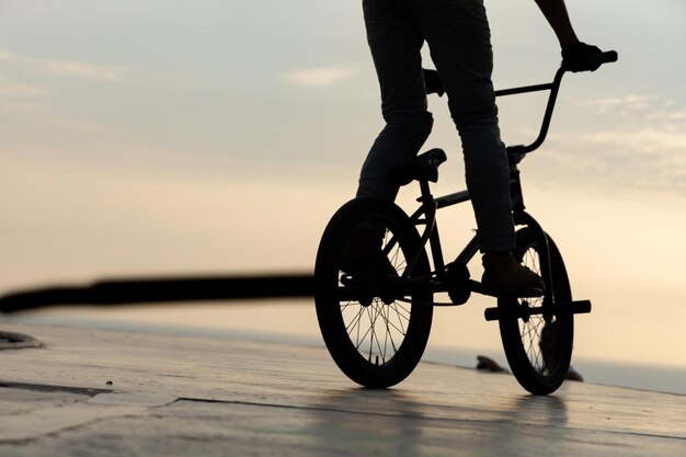 Ciclista de estilo livre praticando BMX de rua