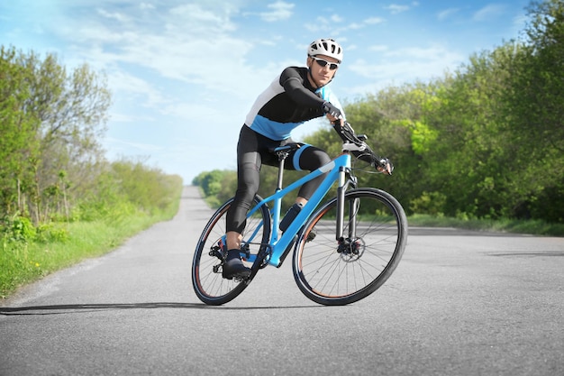 Ciclista deportivo montando bicicleta al aire libre en un día soleado