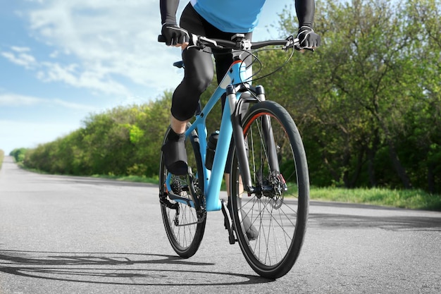 Ciclista deportivo montando bicicleta al aire libre en un día soleado