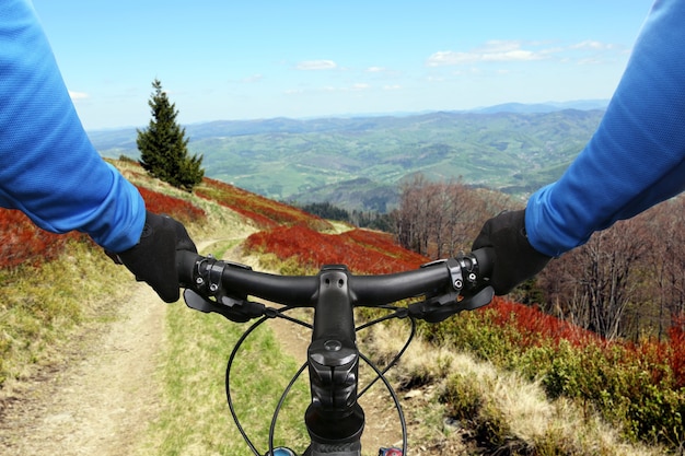 Ciclista em bicicleta em uma estrada de montanha