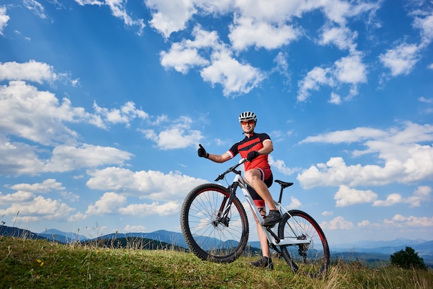 Ciclista em roupas esportivas e capacete