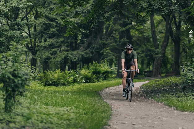 Ciclista em roupas esportivas fazendo exercícios matinais