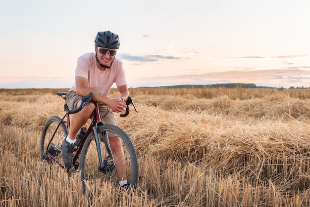 Ciclista se encuentra en el campo al atardecer