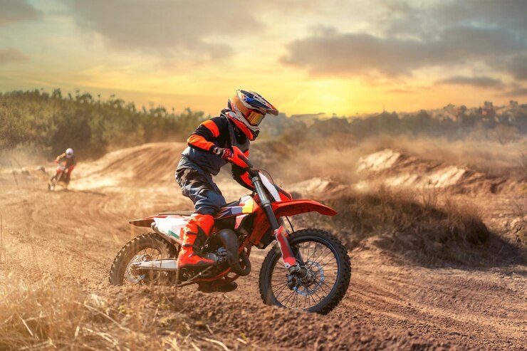Ciclista de enduro en pista offroad