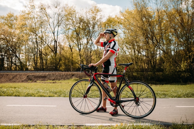 Ciclista, entrenamiento de ciclocross en carril bici