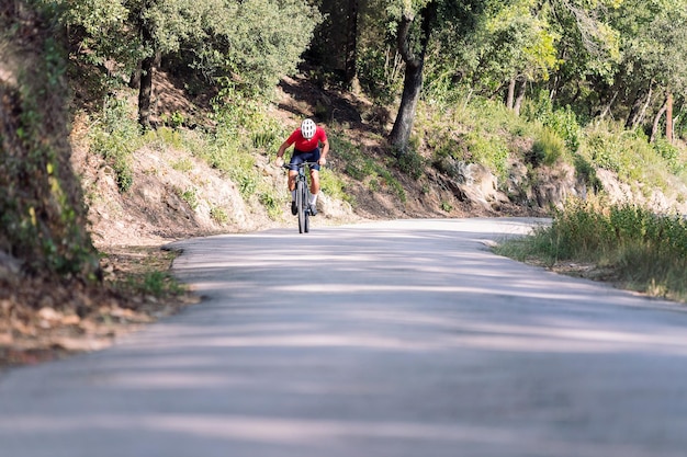 Ciclista entrenando duro con bicicleta de montaña