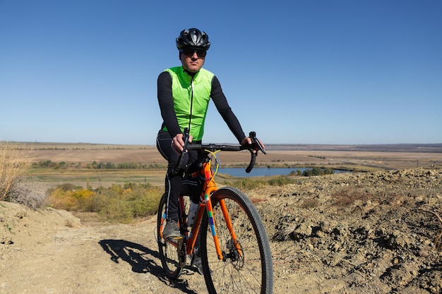 ciclista, equitación, bicicleta, en, offroad, contra, cielo despejado, un, hombre, en, un, equipo, estantes, con, un, bicicleta