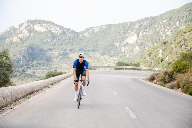 Ciclista escalando um desfiladeiro em uma bicicleta de estrada em Maiorca