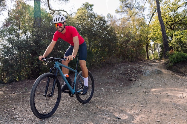 Ciclista feliz treinando com sua bicicleta de montanha