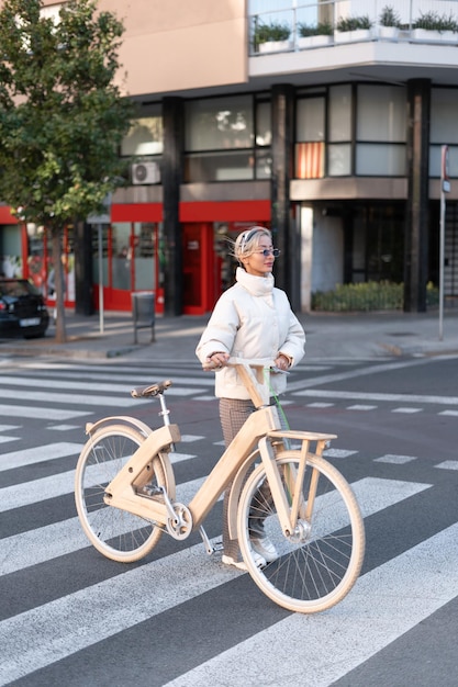 Ciclista femenina caminando en el paso de peatones