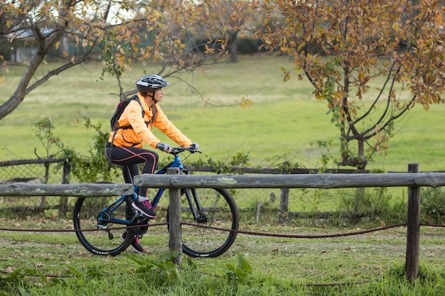 Ciclista femenina ciclismo en campo