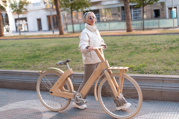 Ciclista feminina andando no parque