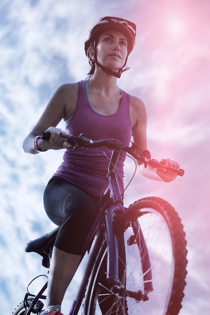 Foto ciclista feminina, andar de bicicleta na zona rural