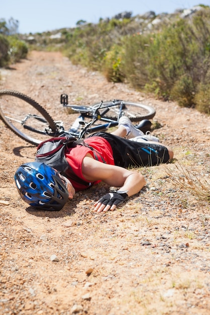 Ciclista lesionado tirado en el suelo después de un accidente