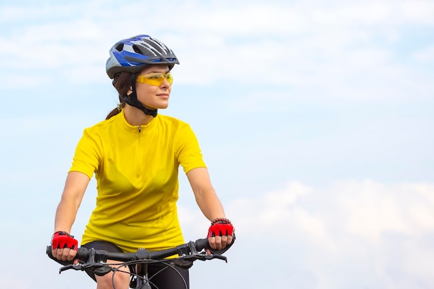 Ciclista linda e feliz anda de bicicleta na estrada na natureza Estilo de vida saudável e esportes Lazer e hobbies