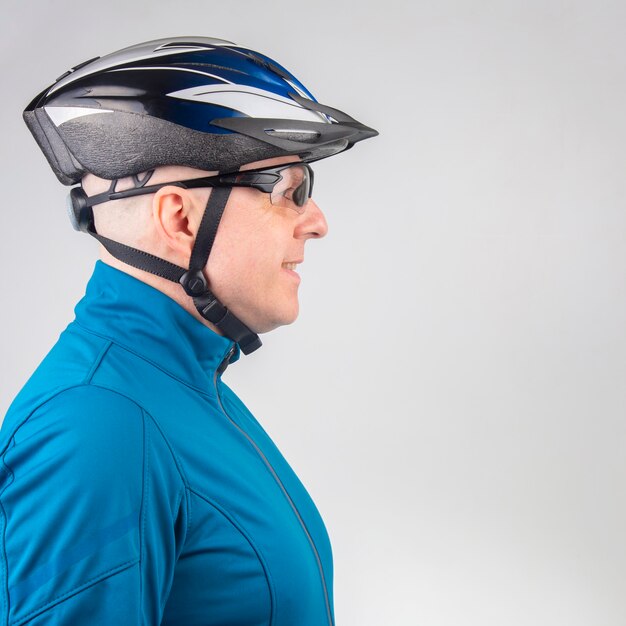 Ciclista masculino en un casco de bicicleta y gafas transparentes