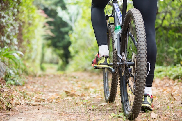 Ciclista masculino ciclismo en campo