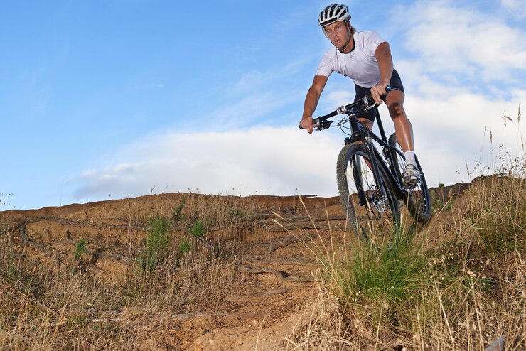 Foto ciclista masculino montanha e bicicleta para treinamento de exercício e energia para ciclismo e esporte outdoor hobby e fitness na natureza trilha e ativo para bem-estar capacete e treino físico