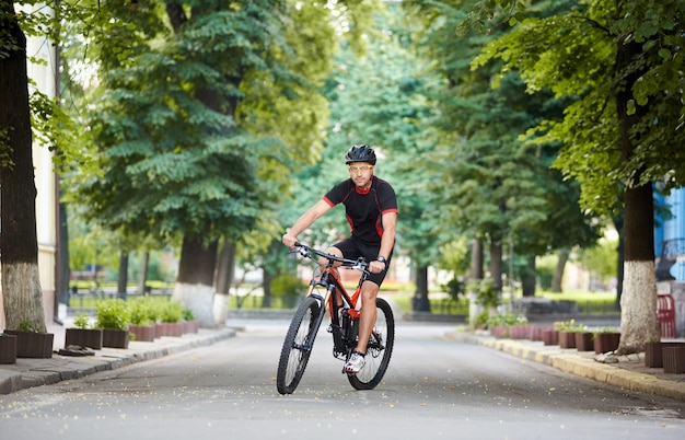 Ciclista masculino treinando na rua