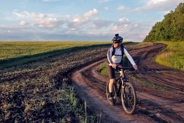 ciclista monta una bicicleta en un campo