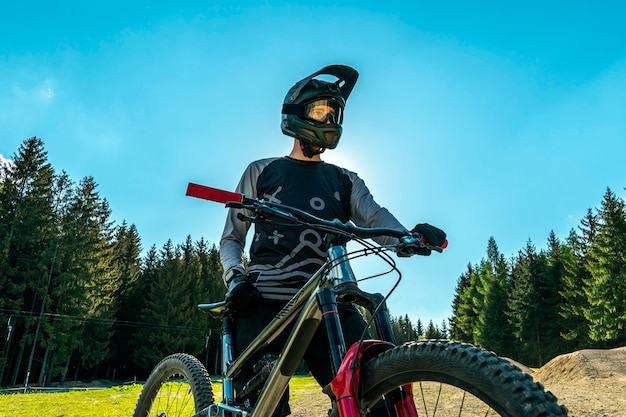 Ciclista de montaña con bicicleta moderna de doble suspensión.