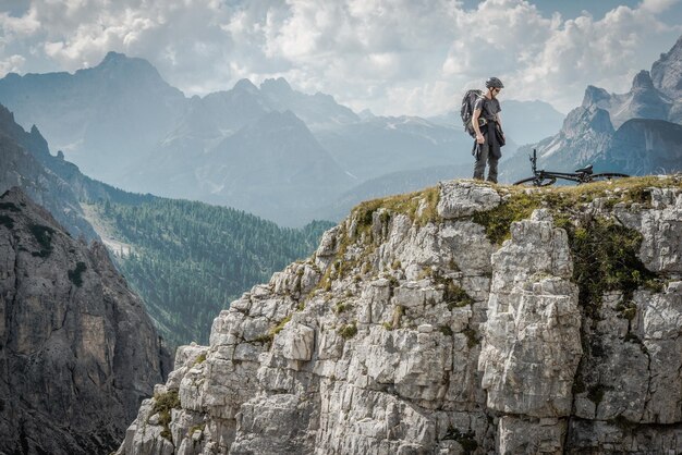 El ciclista de montaña en las Dolomitas