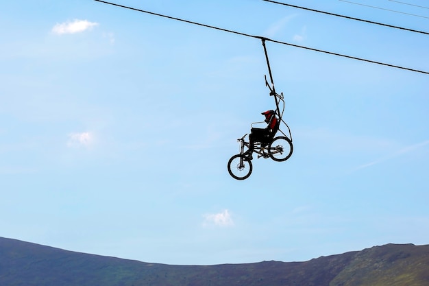 Ciclista de montaña sube al teleférico