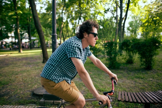 Ciclista montando en un parque de la ciudad.