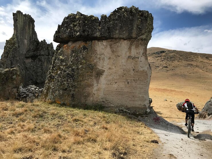 Ciclista movilizo por la llanura entre rocas gigantes