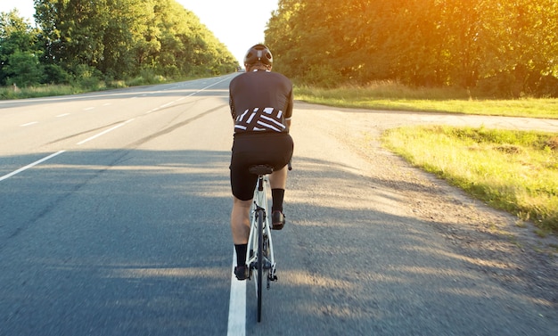 Ciclista se mueve por la carretera de asfalto