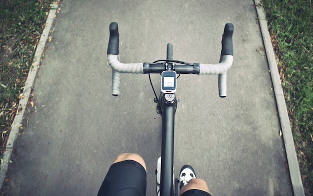 Foto el ciclista se mueve por el carril bici