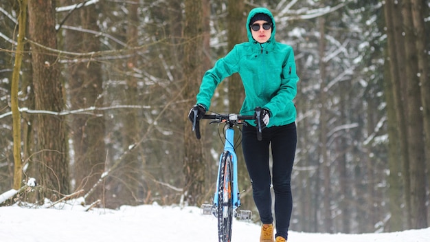 Ciclista na floresta de neve