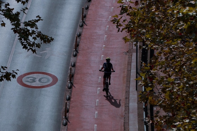 ciclista na rua, modo de transporte de bicicleta na cidade de Bilbao, Espanha
