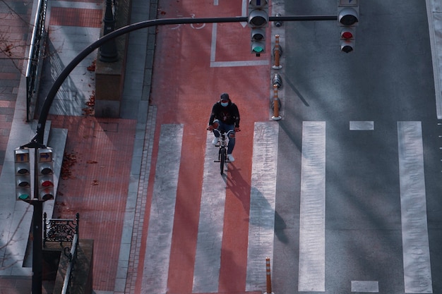 ciclista na rua, modo de transporte de bicicleta na cidade de Bilbao