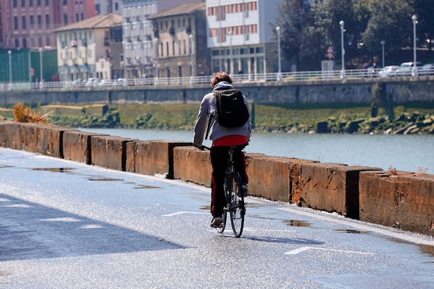 ciclista na rua, modo de transporte de bicicleta na cidade