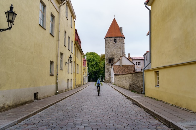 Ciclista nas ruas de paralelepípedos da cidade de Tallinn.