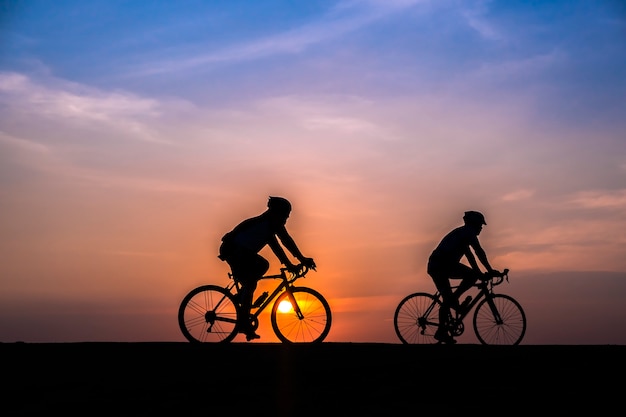 Ciclista no fundo por do sol