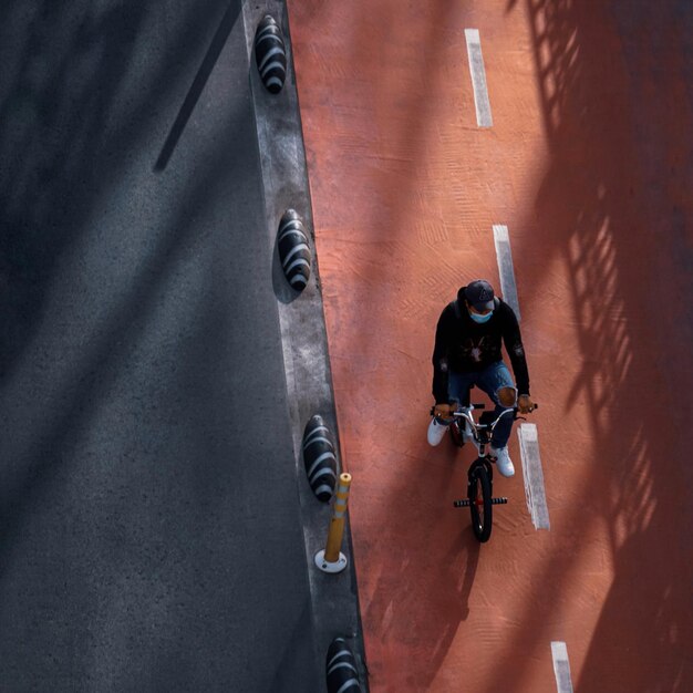 Foto ciclista no modo de transporte da espanha da cidade de bilbao