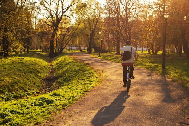 Ciclista en el parque de la ciudad por la noche.