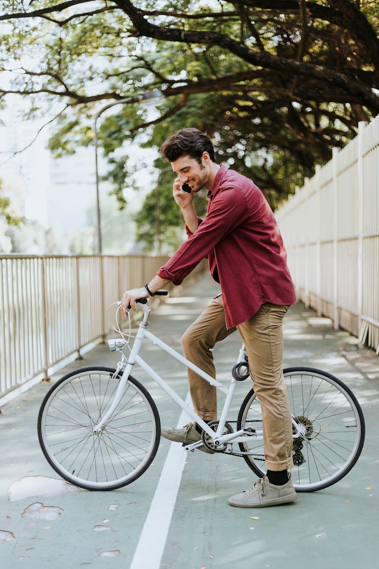Foto ciclista en un parque