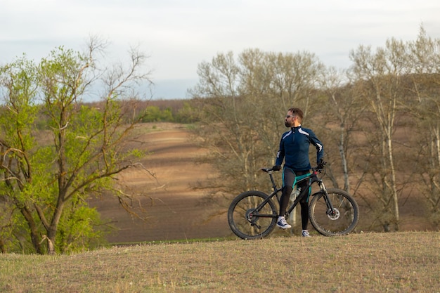 Ciclista paseos por el bosque