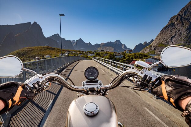 Ciclista paseos en carretera en Noruega. Vista en primera persona.