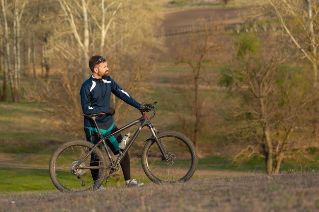 Ciclista passeia pela floresta