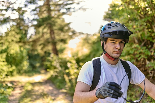 El ciclista se prepara para andar en bicicleta por caminos forestales extremos y peligrosos