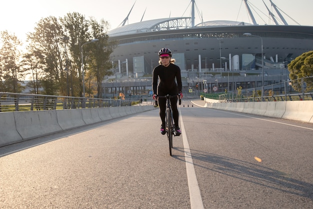 El ciclista se prepara para la competición a través del entrenamiento matutino.