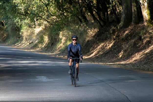 Ciclista profesional a alta velocidad en la carretera con su concepto de triatlón de bicicleta de pista