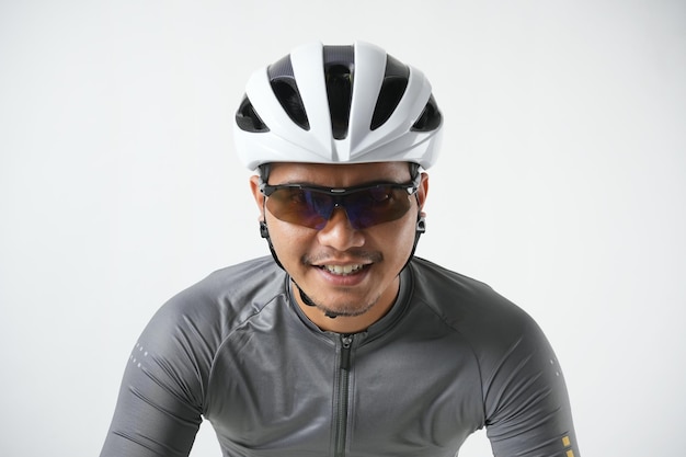 Ciclista profesional con camiseta gris y casco de bicicleta blanco con concepto de deporte y ciclistas