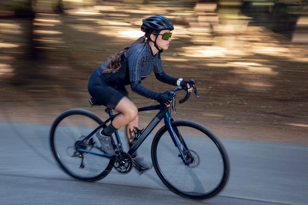 Ciclista profissional em alta velocidade na estrada com seu conceito de triatlo de bicicleta de trilha