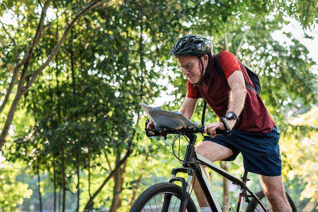 Ciclista sênior verificando um mapa